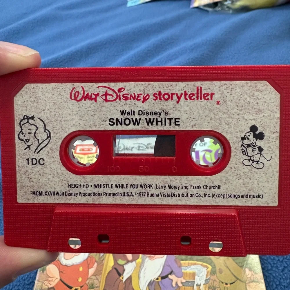 Walt Disney's Snow White Book and Cassette - Picture 3 of 7